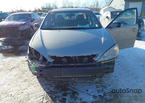 2004 Toyota Camry Le z USA, uszkodzony, nr VIN 4T1BE32K44U870452